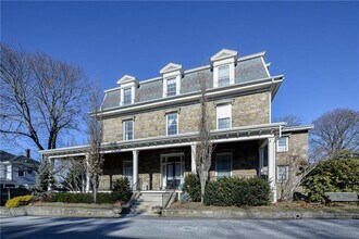 Building Photo - 10 Pell St