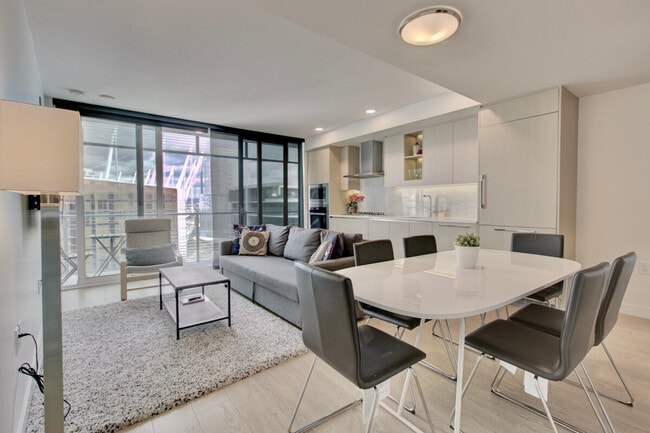 Building Photo - 32 Smithe St