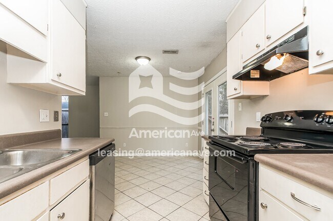 Foto del edificio - 3536 Torbay Dr