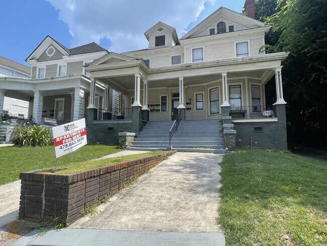 Building Photo - 946 Magnolia St