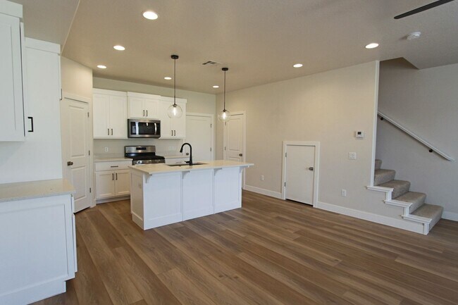 Foto del edificio - Brand New - Never Lived In!  (Location, Location Location)