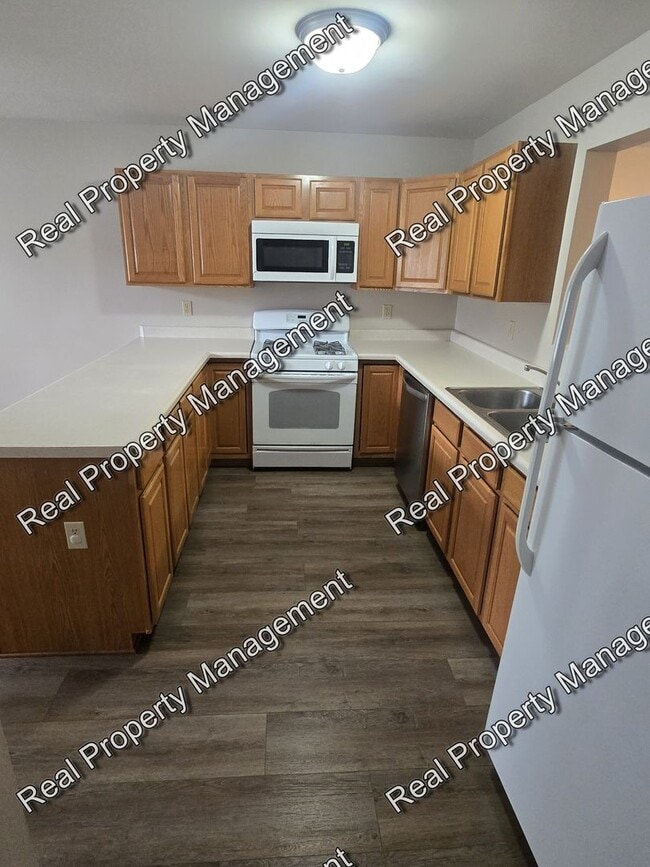 Building Photo - Updated 3 Bedroom Townhome
