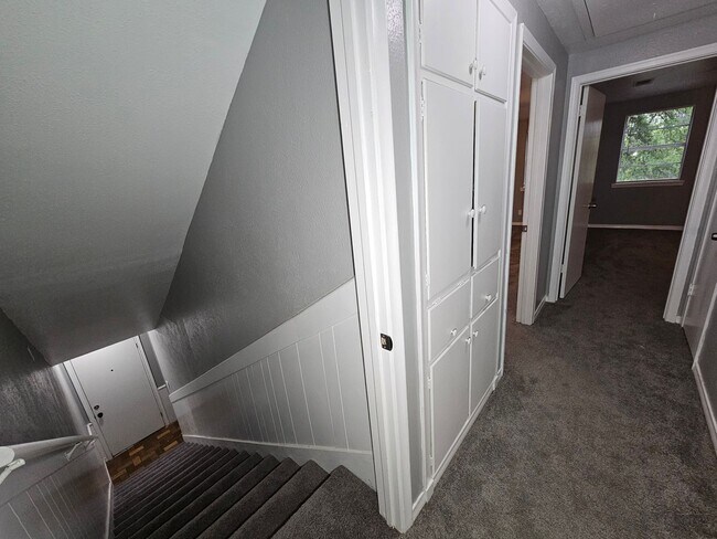 Building Photo - Big open floor plan. Recently renovated