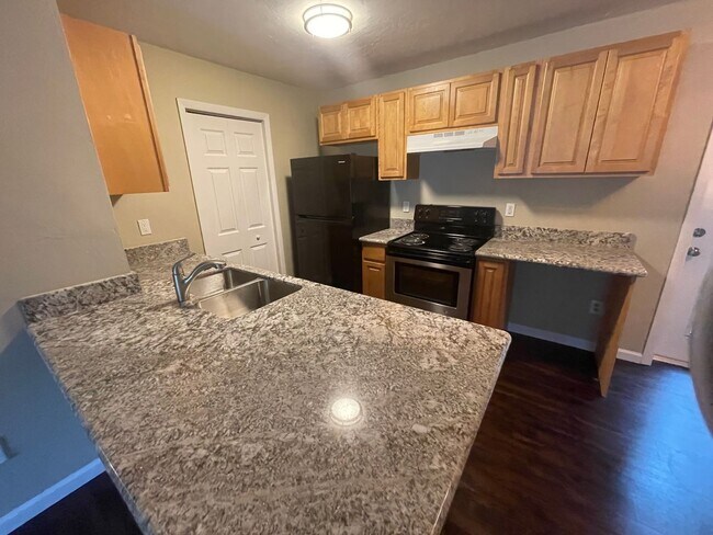 Building Photo - Welcome to this beautifully remodeled 2-bedroom duplex located in Alachua, conveniently situated ...