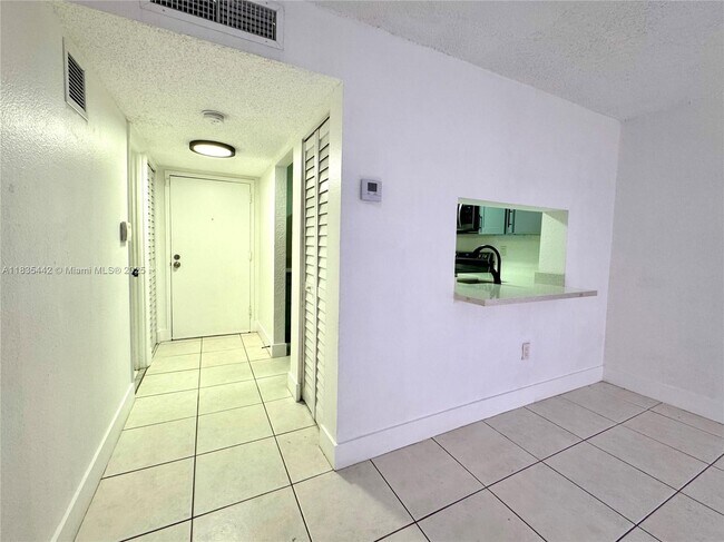 Foto del edificio - 9350 Fontainebleau Blvd