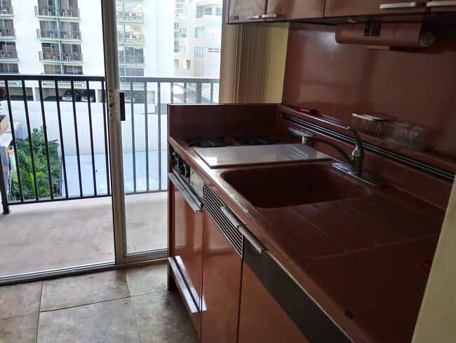 Kitchen w/2 burner gas stove & lanai access - 1911 Kalakaua Ave