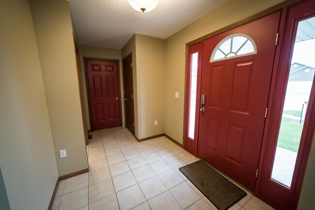 Foto del edificio - FOR RENT: 3 Bedroom House with 2 Car Garage