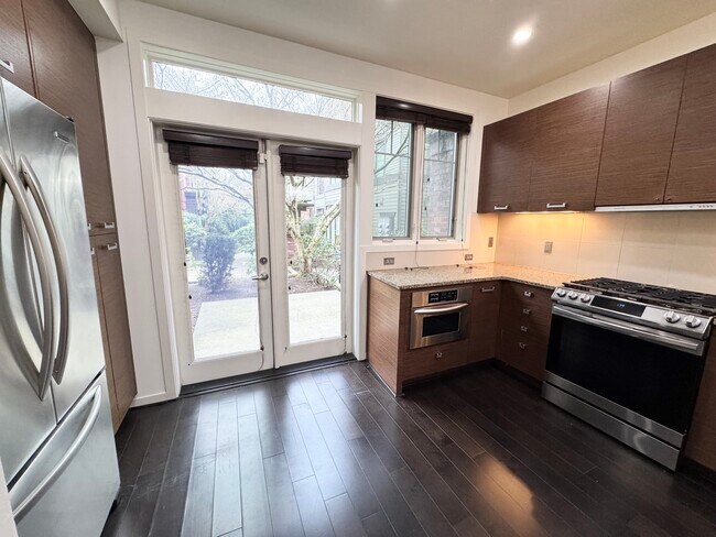 Foto del edificio - 1200 Bellevue Way NE