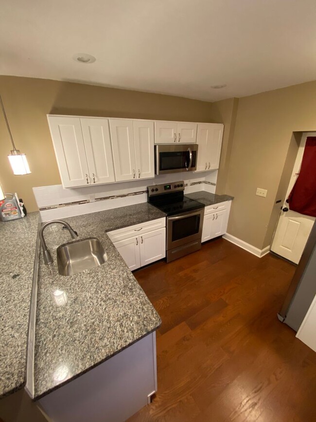 Building Photo - Beautiful 2 Bedroom & 1 Bath Unit!