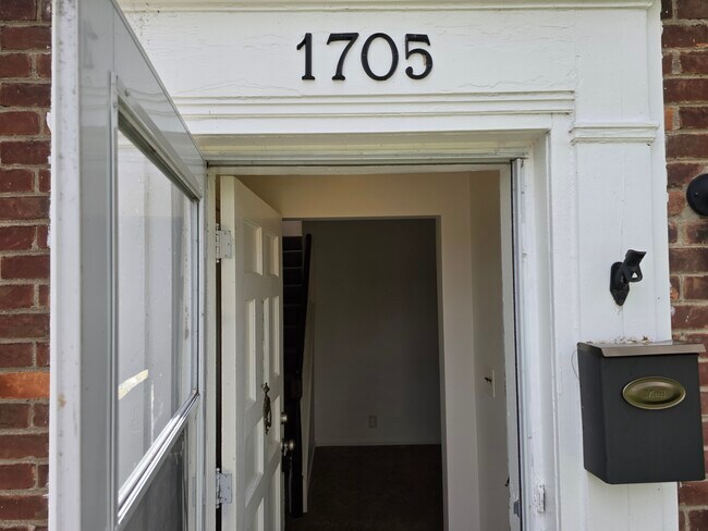 Foto del edificio - 1705 Bournemouth Rd
