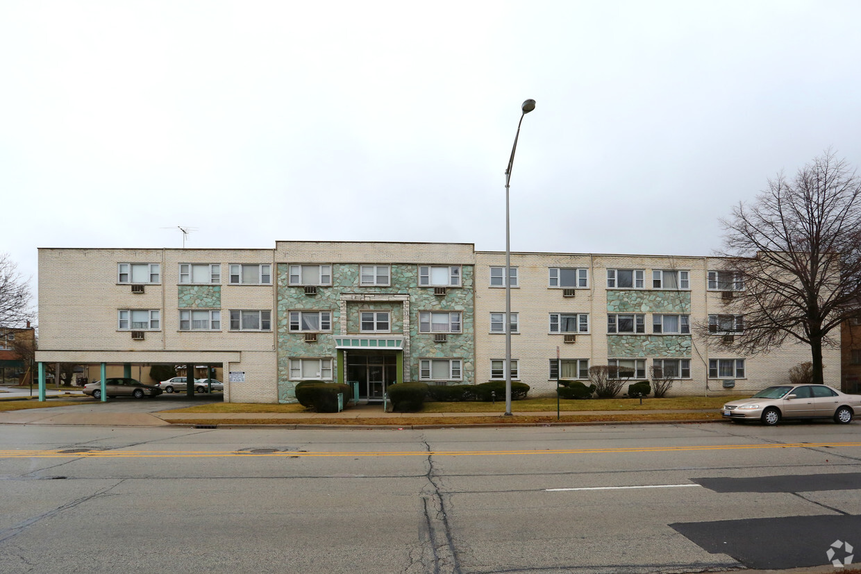 Building Photo - Aristocrat Apartments