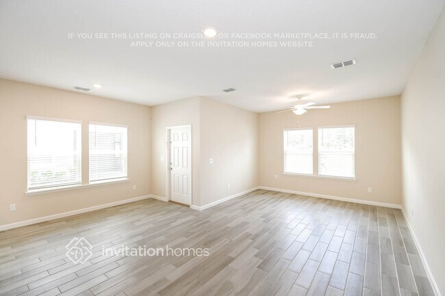 Foto del edificio - 13300 Shore Grass Dr