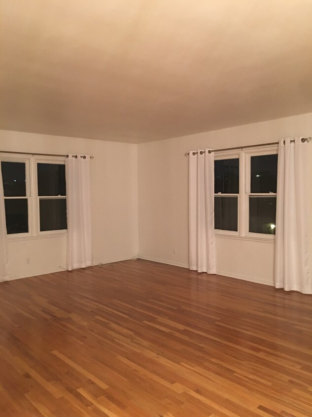 Living Room...Newly Painted thru/out. - 9868 Vidor Dr