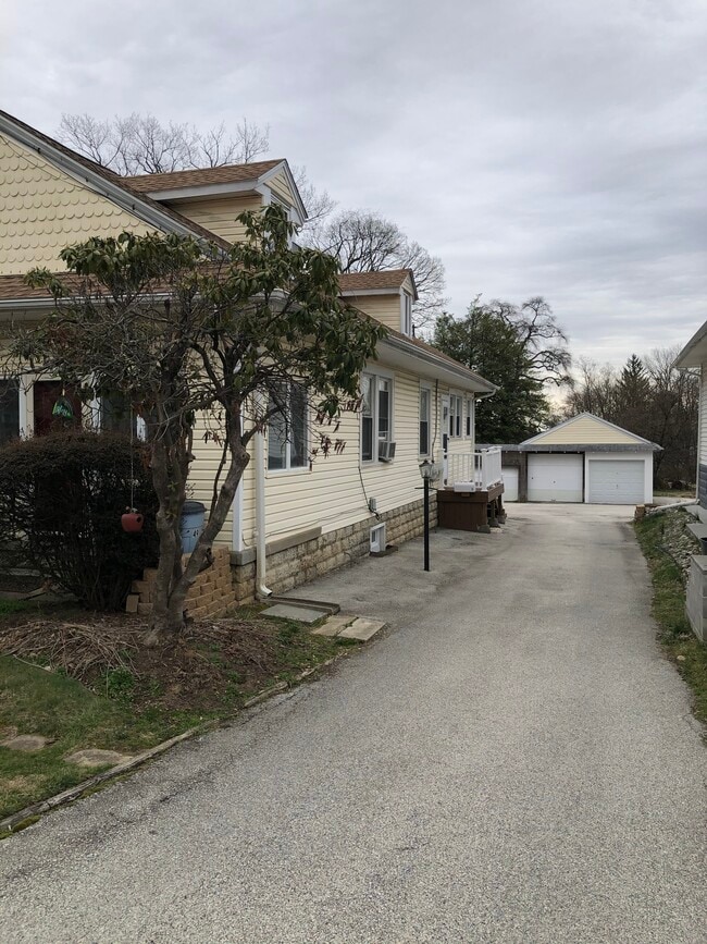 Building Photo - 49 Evergreen Ave
