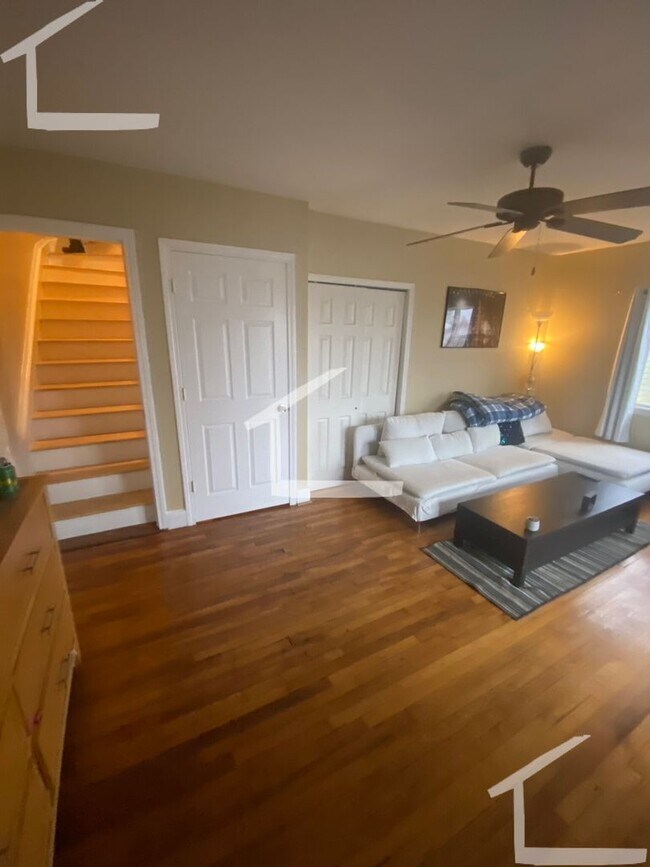 Building Photo - Nicely renovated 3 bed near the Green and ...