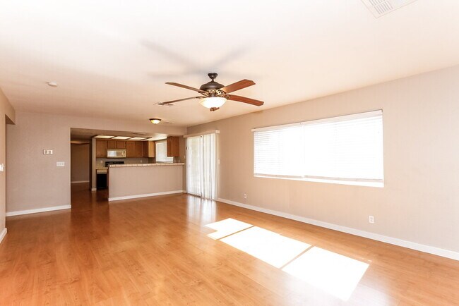 Building Photo - 13 Sunmist Dr