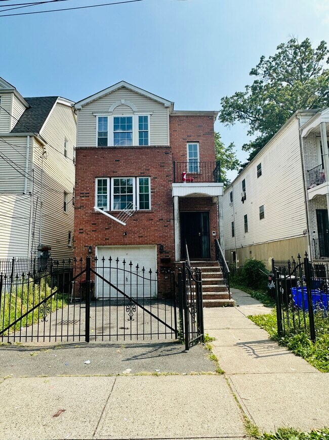 Building Photo - 673 S 15th St