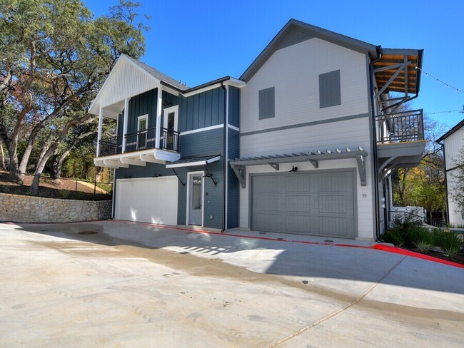 Building Photo - Sophisticated Condo with yard