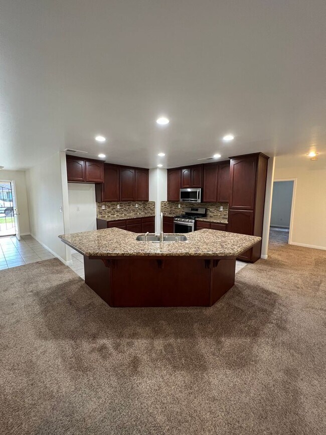 Building Photo - Spacious Southwest 4 Bedroom