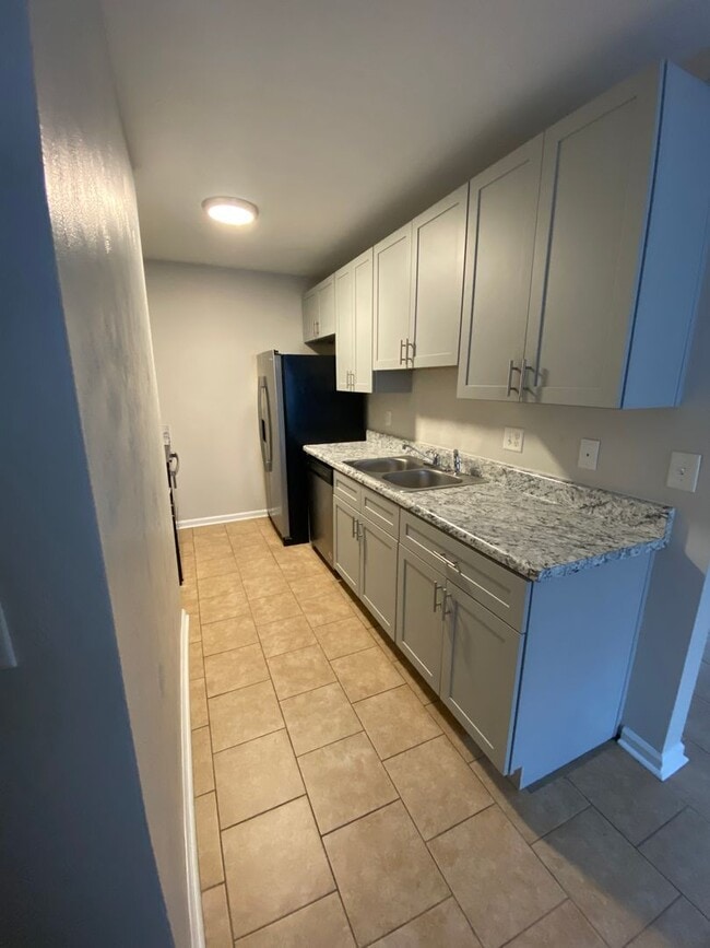 Building Photo - Spacious property off Park Avenue