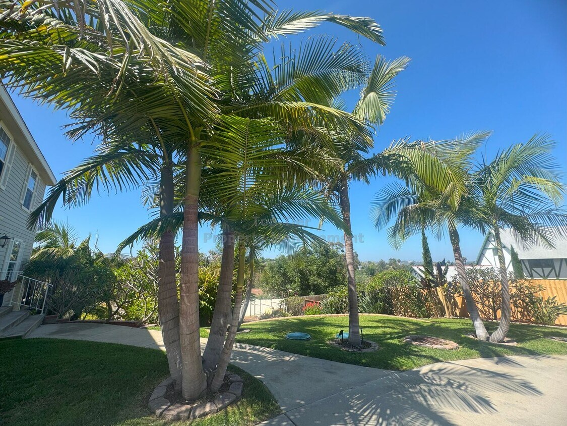 Foto principal - Spacious 4-Bedroom Home on Expansive Lot i...