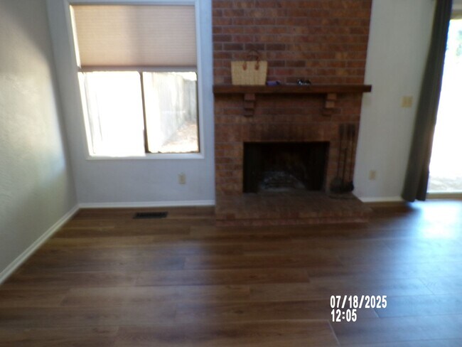 Building Photo - 099-03 - 1733-1735 NW Grant Ave. Corvallis, OR 97330