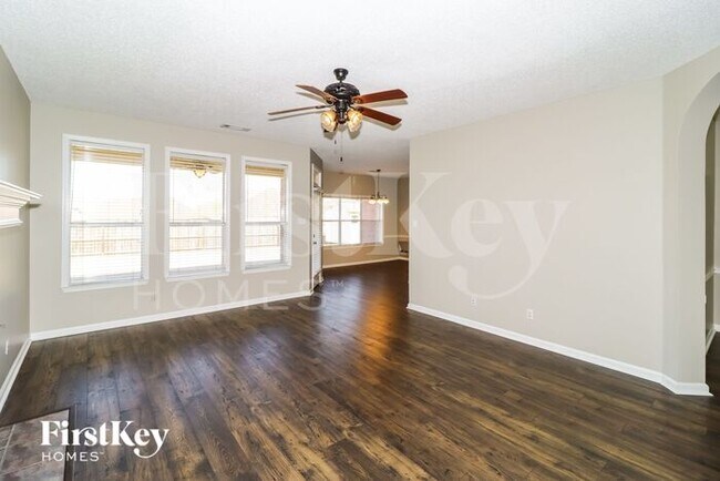 Foto del edificio - 7740 Shadow Bend Ln