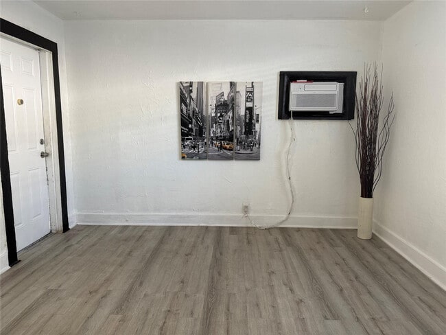 Building Photo - 1947 Madison St