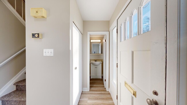 Photo du bâtiment - SPACIOUS 3 BEDROOM TOWNHOME IN OAKRIDGE