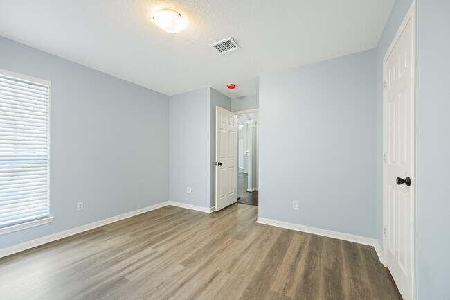 Foto del edificio - 5827 Willow Park Dr