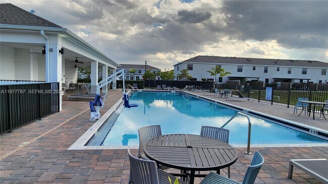 Foto del edificio - 371 NE 16th St