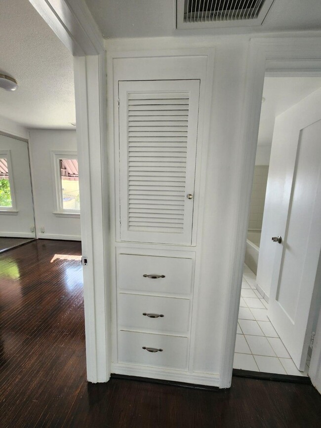 Vista del pasillo del segundo dormitorio, almacenamiento de ropa blanca y baño. - 1251 S Sycamore Ave