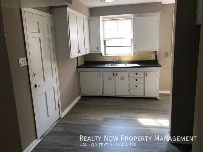 Foto del edificio - 13838 Cedar Rd