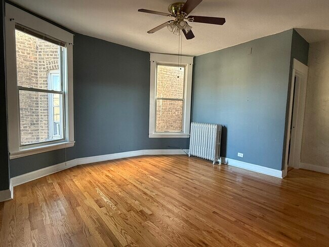 Foto del edificio - 4112 W Wellington Ave