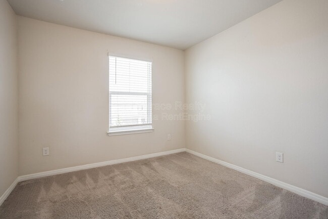 Foto del edificio - 13921 Heartland Dr
