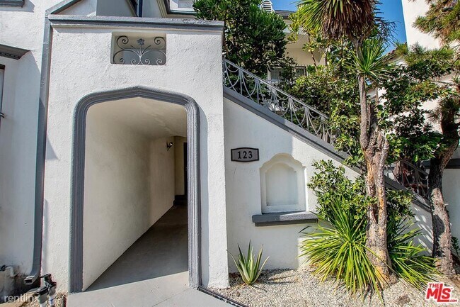 Building Photo - 3 br, 2 bath Condo - 123 N Mansfield Ave