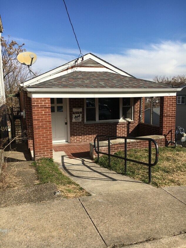 Primary Photo - 705 1/2 St Clair Ave