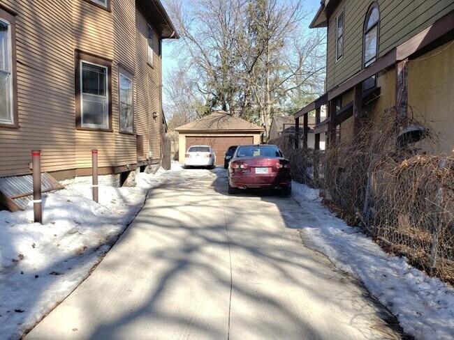 Building Photo - 1649 W Minnehaha Ave