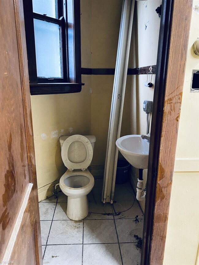 Building Photo - Studio, 1 bath  - 5438 W 25th St Unit 1