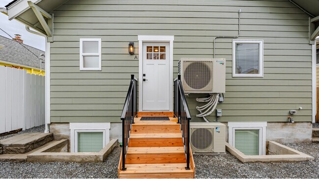 Building Photo - 2106 Oakes Ave