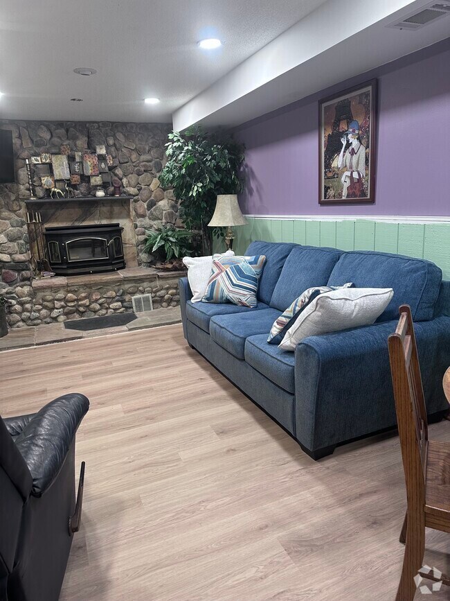 Building Photo - 15357 Village Woods Dr