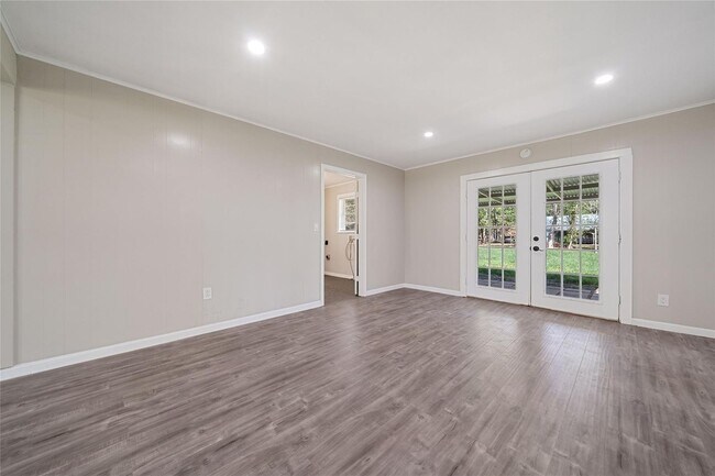 Foto del edificio - BEAUTIFUL COMPLETLEY REMODELED 3 BEDROOM 2 BATH IN HULL, TEXAS.  ALL UPGRADED FININSHES IN THE HO...