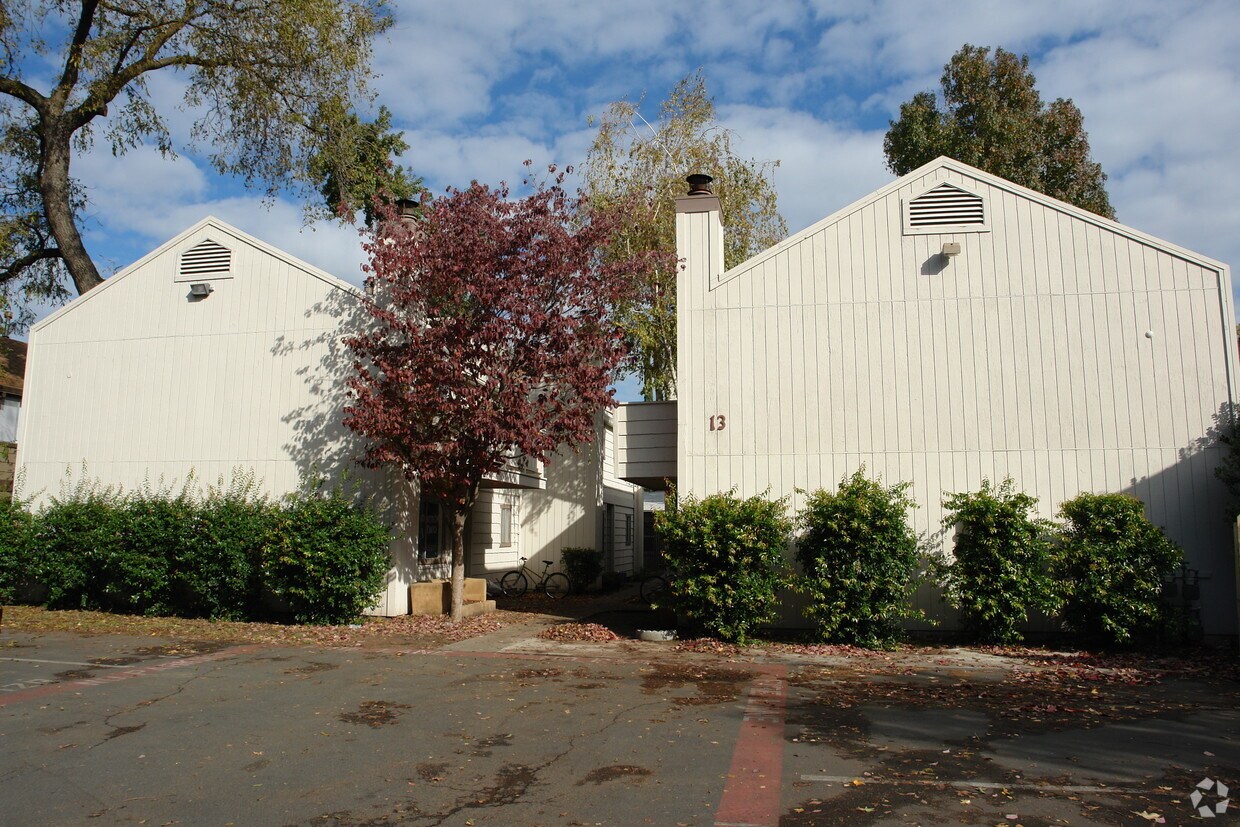 Building Photo - 12-13 Klondike Ct