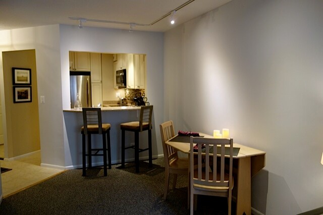 Dining Area & Eat Bar - 900 N Stafford St