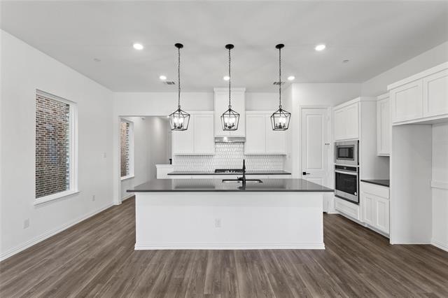 Foto del edificio - 7597 Regal Ln