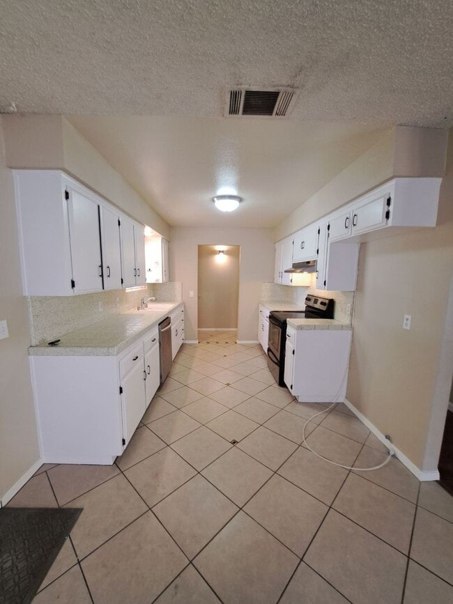 Building Photo - Stunning 4-Bedroom Kerman Home with Swimming Pool Available Soon!
