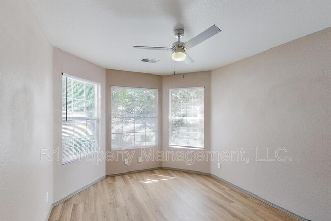 Foto del edificio - 745 Valley Meadows Dr