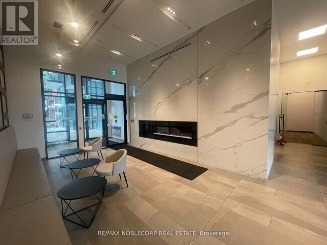 Photo du bâtiment - 681 Yonge St