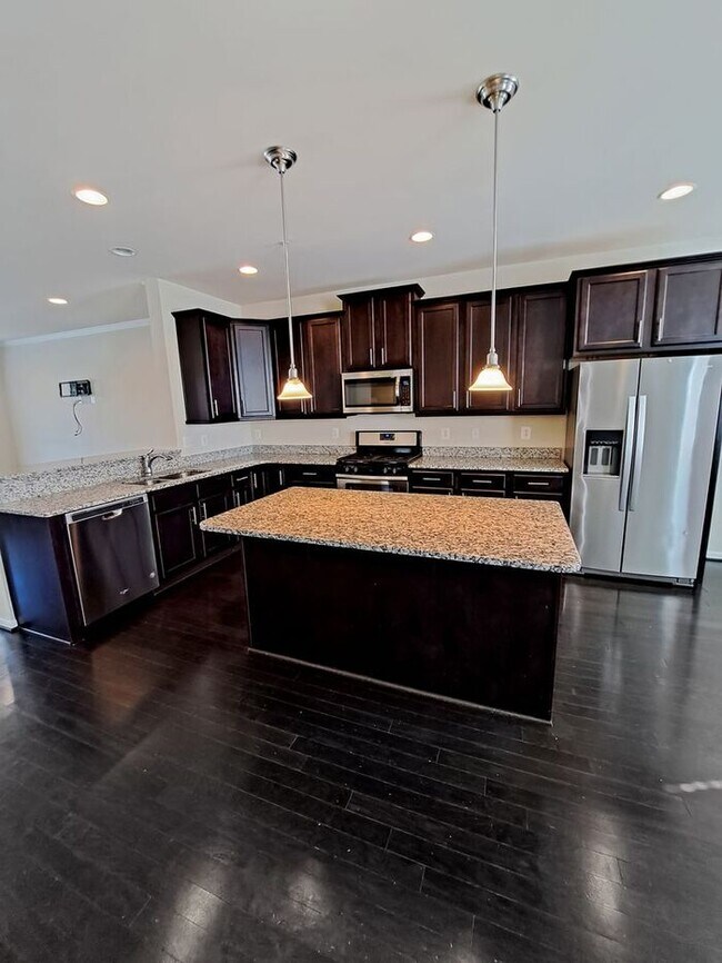 Foto del edificio - Lovely End Unit 3-Level Townhome with 1-Ca...
