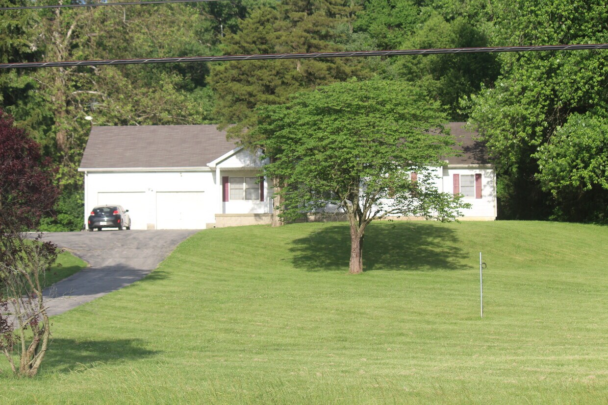 1458 N Bluff Rd, Collinsville, IL 62234 House for Rent in